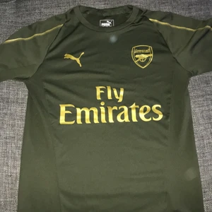 Arsenal tröja  - Säljer denna Arsenal tröja då den var för liten för mig. Använd fåtal gånger.