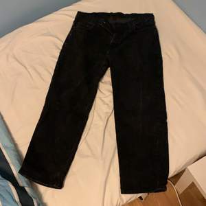 Snygga svarta jeans i storleken 38-30