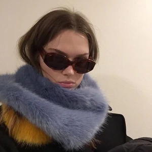 Solglasögon  - Super snygga solglasögon som är köpare länge sedan på en secondhand. Första bilden är lånad men dem ser precis likadana ut! 