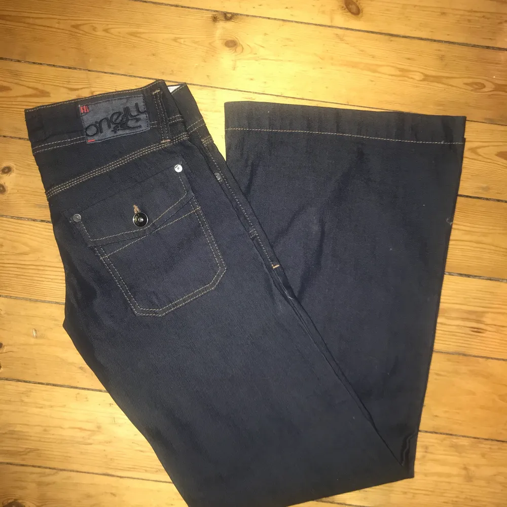 SÅ FINA JEANS!! Lågmidjade och bootcut Från oneill, passar mig som har 27/28!! Lite långa på mig som är 164, passar nog någon som är 170 men går ju att lägga upp. Jeans & Byxor.