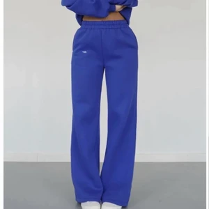 VENDERBYS blåa mjukisbyxor  - Säljer mina mjukis byxor ifrån Venderbys. Köpte för liten storlek. Använda ca 2/3 gånger. Storlek XS  Slutsålda på hemsidan!! (Lånad bild)