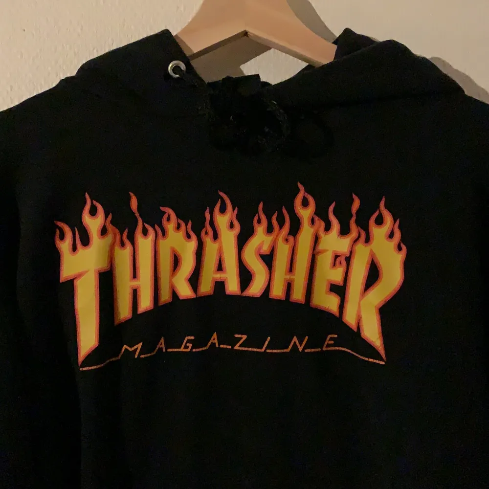 En svart Thrasher tröja i storlek Small !. Hoodies.