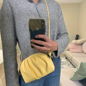 Gul väska  - En magisk gul axelremsväska från mango i konstgjort läder (känns förvånansvärt äkta), rymlig och stängs med både dragkedja och magnet💛 som ny då den tyvärr inte kommit till användning💛 skriv om ni önskar fler bilder💛💛