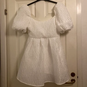 Klänning med djup rygg  - Denna klänningen hade jag på min student i somras. Super skönt material som är ganska tunt, men inte genomskinligt. Endast använd en dag och kväll (på min student). Jag var super nöjd med den, men hittar inget annat tillfälle där jag kommer att använda den. Den är från NA-KD och kostade 399kr. Jag betalar tyvärr inte frakten.