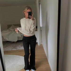 Kostymbyxor - Supersnygga lösa kostymbyxor från Hugo Boss. Säljer dessa då jag redan har ett par liknande. Dessa är väldigt snygga att använda som lågmidjade lösa byxor.☺️