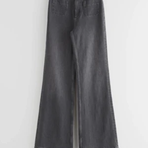 Gråa bootcut jeans - Ljusgråa jeans från & other stories med unika fickor där fram.  Sitter hyfsat bootcut på mig och är i väldigt stretchigt material. Mid/High waist.