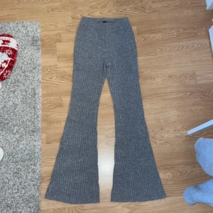 Ribbat set  - Grått robbat det från SHEIN med kroppad top och byxor. Knappt använda, mycket bra skick. Frakt tillkommer 66kr! Skriv för mer info💞