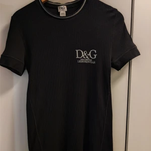 Dolce & Gabbana Piké - Äkta Piké från Dolce Gabbana. Trycket på bröstet är dock lite slitet. 