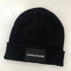 Beanie Calvin Klein - Mössa från Calvin Klein i fint skick. Använd max 2 gånger och säljer pga att jag inte använder den så mycket som jag trodde att jag skulle göra✨