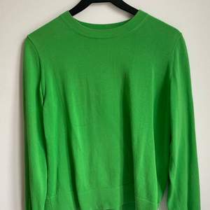 Denna Limegröna tröjan är en riktig colorpop på hösten. Matchar bra med ett par svarta byxor och en läderjacka 😍