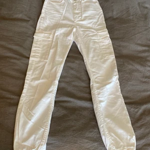 Vita Cargo byxor Bikbok - Superfina vita cargobyxor från Bikbok i strl 34💕