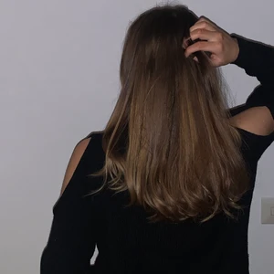 Sweatshirt med cut-outs på axlarna - En svart ribbstickad mysig sweatshirt i storlek small med cut-outs på axlarna. I mycket fint skick! Säljes för 80kr eller bud + eventuell frakt