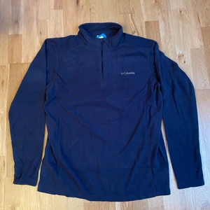 Columbia Fleece - Hej!  Säljer Columbia Klamath Range II Fleece. Dessa är helt nya kvar i obruten plastförpackning. Väldigt sköna, snygga och passar perfekt till vintern/fjällen för ett mycket bra pris. Beige: Small/Medium/Large Blå: Small Originalpriset ligger på 300kr. Kan fås billigare vid köp av flera! Går jättebra att skriva ett meddelande om man har några frågor.  Mvh Edvin