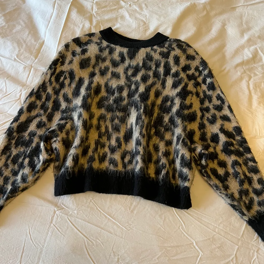 Jättefin tröja från & Other Stories i leopardmönster! Den är supermjuk och skön, men säljes pga använder inte! Väldigt fint skick! Storlek XS, men är oversized! Pris 250 + frakt . Stickat.