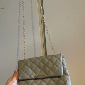  Väska - Råka köpa hem två stycken lika, så aldrig använd, plast kvar inuti, och kostade för mycket att skicka tillbaka! 100kr med frakt