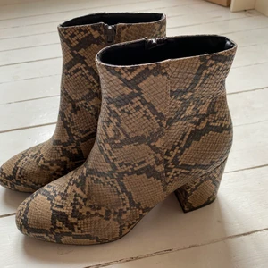 Boots  - Coola boots med snakeprint från din sko. Aldrig använda 