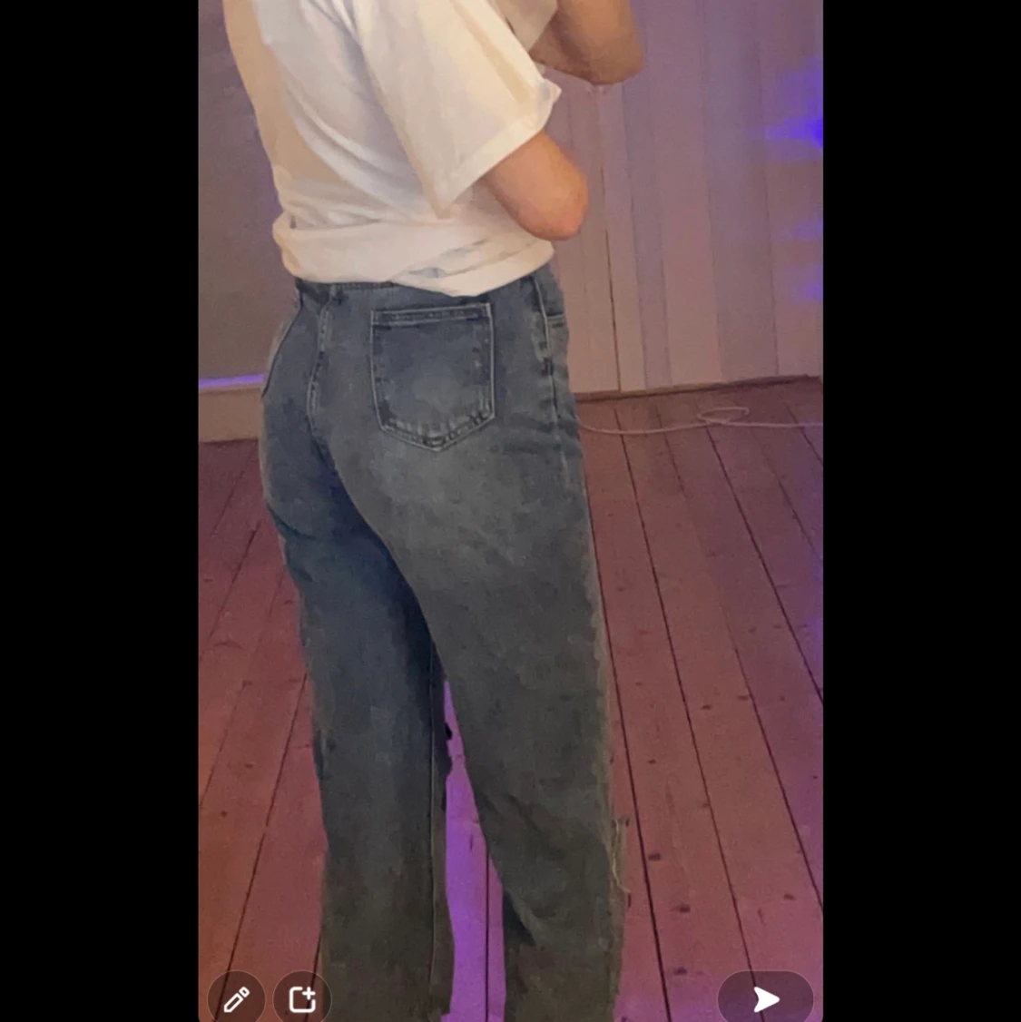 Går jeans med hål i  - 90