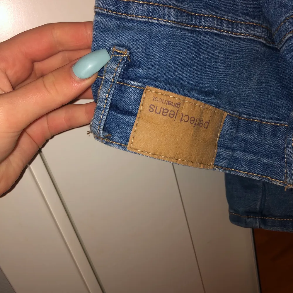 Blåa skinny jeans från Gina Tricot. Använda ca 10 gånger och är som nya i skicket, storlek xs.. Jeans & Byxor.