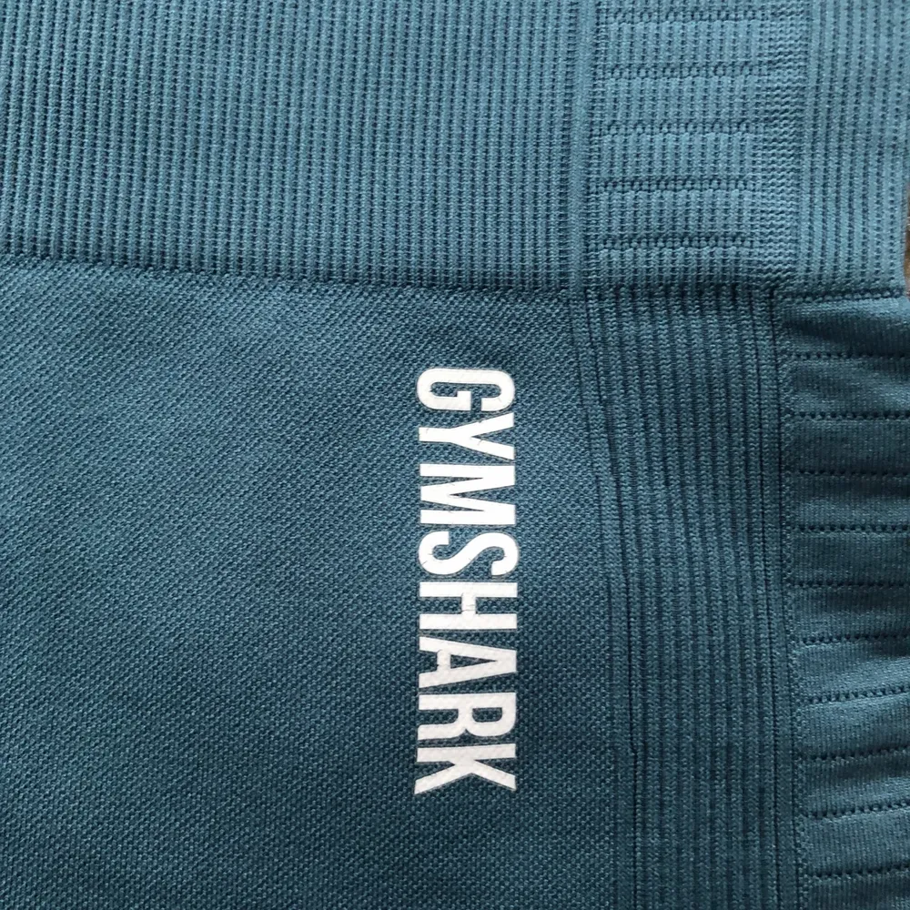 Barely used gymshark leggings. Brand new conditions as you can see from the details and from the logo. XS. Bought for 550kr selling for 200kr + shipping. . Övrigt.
