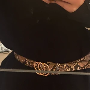 Snake skärp - Säljer detta snake skärp från New Yorker! Säljs då det ej kommer till användning, använd fåtal! Bra skick👍🏼.   KAN MÖTAS UPP I VARBERG! + köparen står för frakt