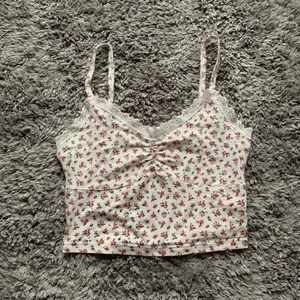 Gulligt Shein linne - Super gulligt Shein linne, använt ganska många gånger men fortfarande i bra skick. Skriv till mig om ni vill ha fler bilder eller har frågor!! 💕💕