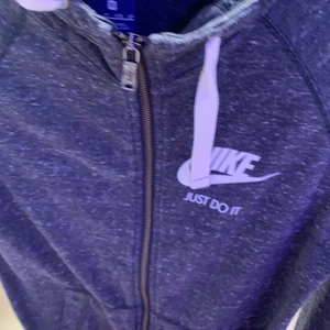 Nike kofta  - En liten tunn och skön hoddie/kofta från Nike!