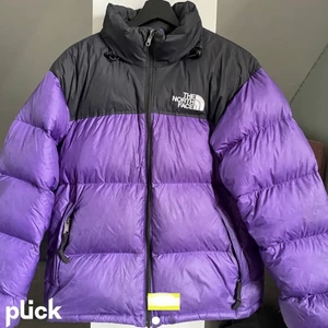 The North Face Jacka - Intressekoll på denna fina lila TheNorthFace jacka som jag köpte nyligen här på Plick. Tyvärr är den lite stor för mig så därav funderar jag på att sälja igen. Den är i storlek herr medium så passar S-L beroende på hur du vill att den ska sitta. Skriv i kommentarerna vad ni skulle kunna ge. Kostar 2900kr ny!