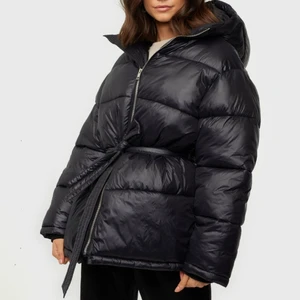 Jacka - Slutsåld jacka. Jackan är oversize därav passar den både xs - s, aldrig använd då jag beställde två likadana, sista pris 800 eller högre bud  