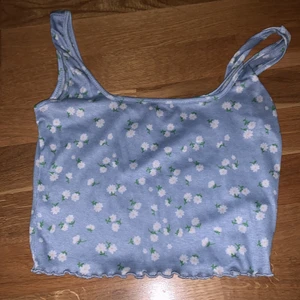 Blommig linne  - Säljer denna blommiga linne från SHEIN 