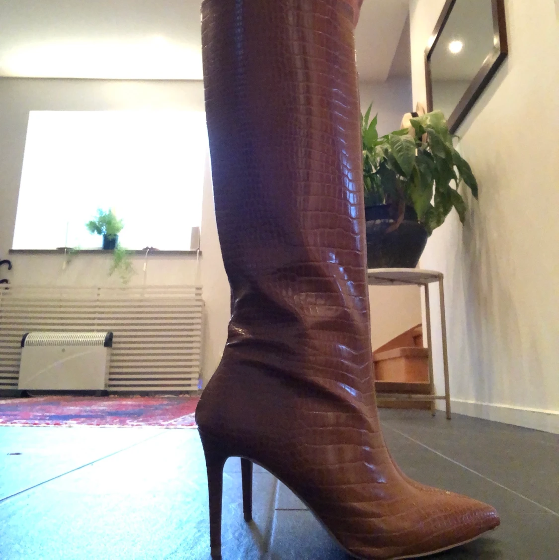 Trendiga bruna fejkläder stövlar - 90