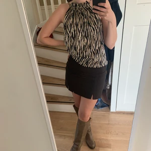 Neo Noir - Super fin topp som är perfekt till fest och middag! Inga tecken på användning. Storleken står inte men skulle gissa S hade passat XS och möjligtvis M med då banden går att justera. Säljer för 350 inklusive frakt, inköpt för ca 800kr.💗