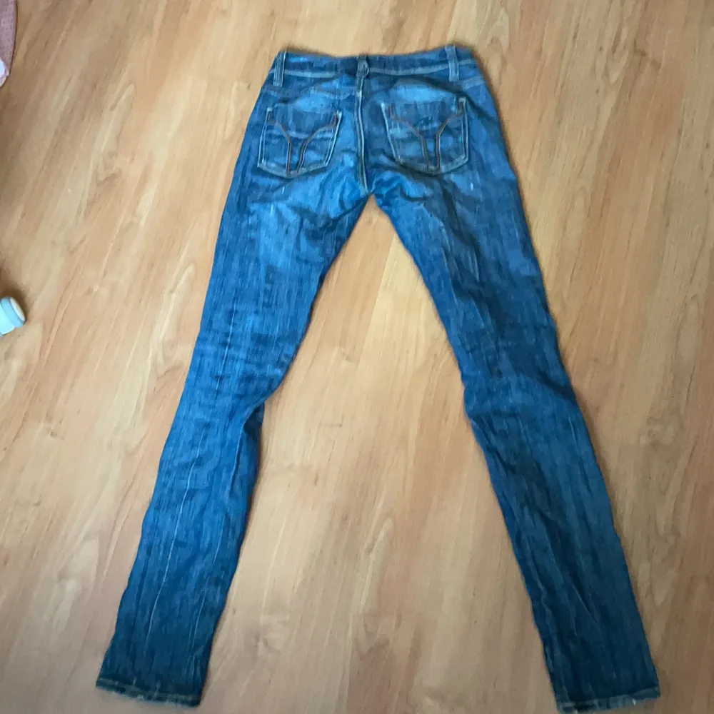 Lågmudjade jeans från MISS SIXTY  så himla snygga jeans men nu säljer jag dom för att dom är för små vid höften tyvärr. Pris går att diskutera!. Jeans & Byxor.