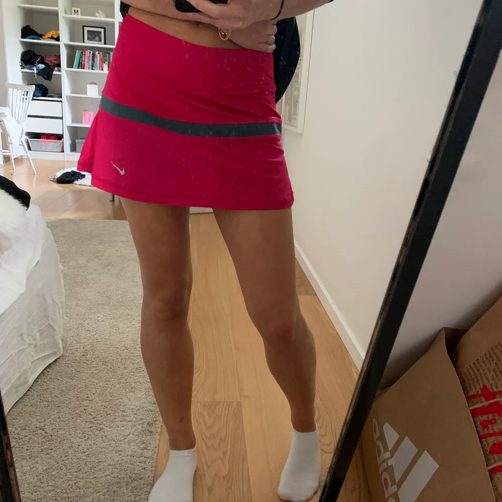 Söt rosa tennis eller paddel kjol från Nike, storlek m men skulle säga den är mer som en s. Har shorts under. Använd 1 gång💕. Hoodies.