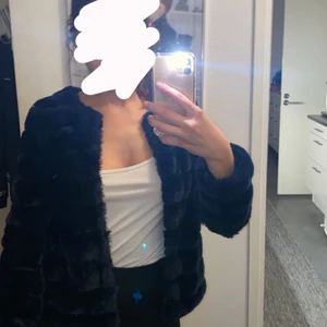 Vår/vinter jacka - Kort vår/vinter jacka , fin jacka, päls, skön, mörkblå