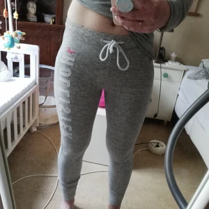 Mjukisbyxor från Hollister strl. S - Sköna, tajta mjukisbyxor från Hollister med innertyg i fleece. Vita påsydda Hollister märket på sidan av låret med den rosa broderade fågeln överst. 