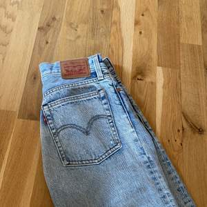 Säljer nu mina jeans från Levi’s på grund av att de har blivit försmå för mig, både i längden och kring rumpan:( de passar i midjan då jag vanligtvis är en 26a men sitter för tajt kring lår och rumpa:/ jag är 173 och de är lite korta på mig:( förövrigt är det ett par skitsnygga jeans som jag använt ett fåtal gånger☺️ nypris 999kr