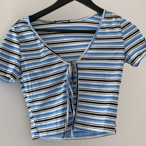 Söt topp! - Säljer denna superfina toppen i storlek XS, då den inte har kommit till användning!