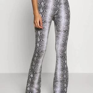 Byxor med ormmönster - Såå härliga o sköna byxor från bikbok. Flared med ormmönster🤩 köpare står för frakt📦