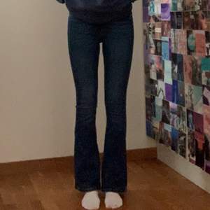 Bootcut jeans från Gina Tricot. Använda 2 gånger. Jättefin färg. Säljer då de är för korta för mig. Köpare står för frakt (66kr). Pris 120kr + 66 = 186kr.