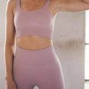 Aimn set i storlek M - Säljer tights och top från Aimn i storlek M som knappt är använda! Ribbade och seamless, Nypris 599 för tightsen och 349 för bh