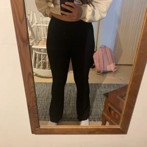 Svarta ribbade byxor från weekday  - Dessa trendiga och väldigt bekväma byxor/ leggings från weekday är i mycket bra skick då de är använda endast 1 gång. Man ser inte dd så tydligt men myxsn är ribbad. Köpte de för 400 kr. Frakt ingår ej💕