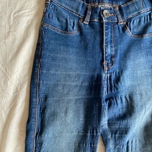DrDenim, Strl S - En tight sittande men väldigt skön och stretchiga modell. Använda en del och har tyvärr blivit ”skrynkliga” men sitter ändå fint på. Något långa för mig som är 160cm. Högmidjade. 