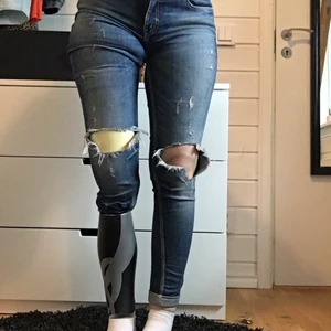 Strl 34 - Jättefina lågmidjade jeans från Zara. Otroligt sköna och i bra skick. Strl 34 men passar mig som vanligtvis har 36