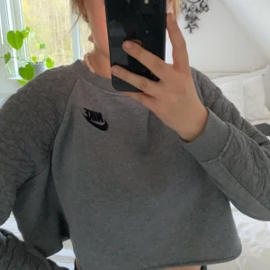 Nike hoodie - Trendig cropad Nike hoodie✨ I strorlek L men liten i storleken om ni frågar mig, då jag brukar ha s-m i Hoodies💛 Inte mycket använd då jag inte känner mig bekväm i cropad!