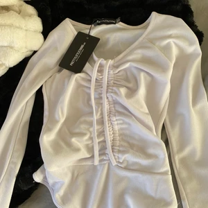 Body PLT - Skit snygg oanvänd body från pretty little thing i st 6 - xs💞💞 