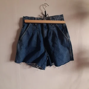 Jeansshorts  - Avklippta jeans som blivit snygga jeansshorts. 