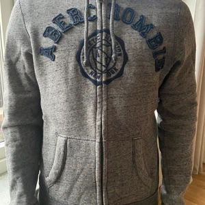 Abercrombie hoodie - Köpt på killavdeling i storlek M