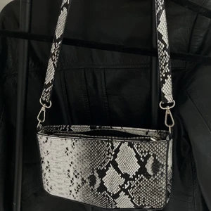 Axelväska  - En sååå cool axelväska med ormskinnsmönster! Jätte bra skick. Bara att höra av sig vid frågor🤍🤍🤍