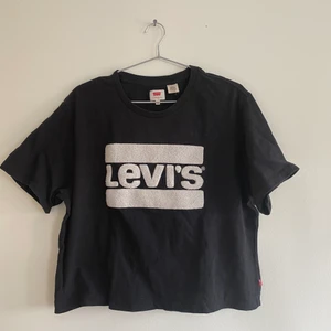 Levis T-shirt XL - Levis T-shirt, oversized. Uppsydd av mig men den ser ut som ny. Köpt för cirka 499. Priset är inkl. 48kr frakt.                             !!!!OBS!!!! Frakten står som gratis då den är sammanslagen med priset!!!!
