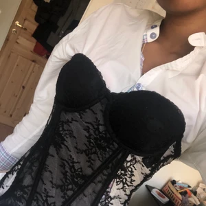 Superfin korsett - Säljer denna oanvända korsett som vars kupa tyvärr är lite för liten på mig (har C70). Fin att ha för sig eller över ett annat plagg (som på bilderna). Hör av er om ni är intresserade eller har frågor! Pris kan diskuteras🎀